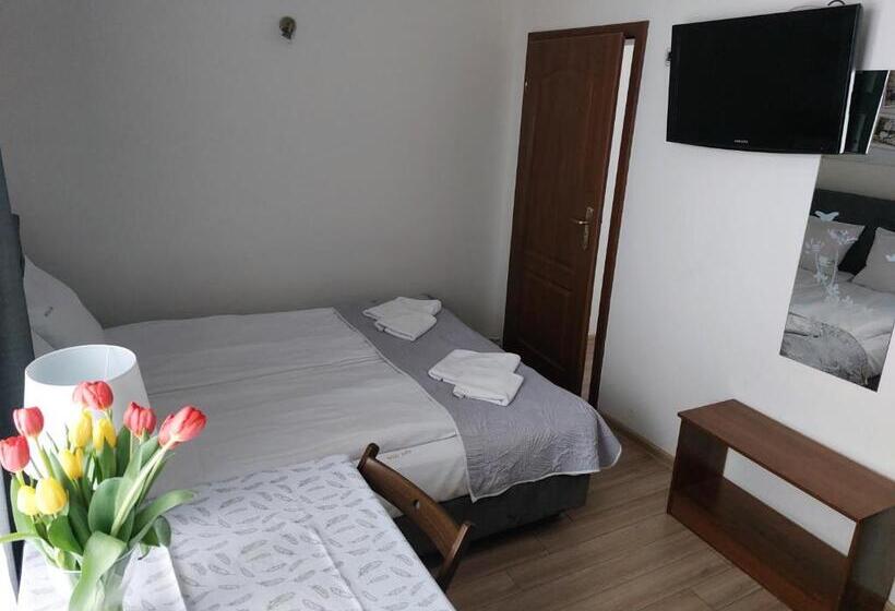 اتاق راحتی سه تخته, Willa Julia