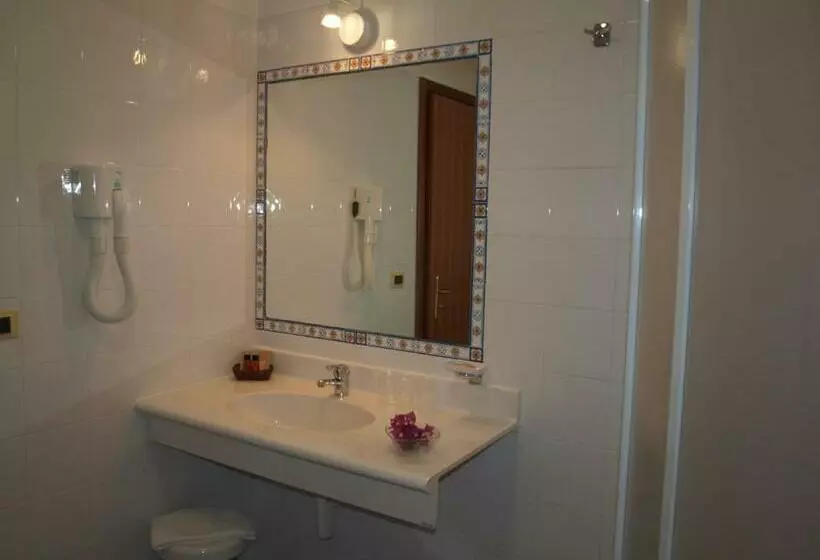 اتاق استاندارد چهار تخته, Zahira Resort