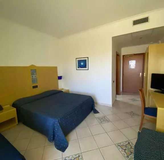 اتاق استاندارد چهار تخته, Zahira Resort