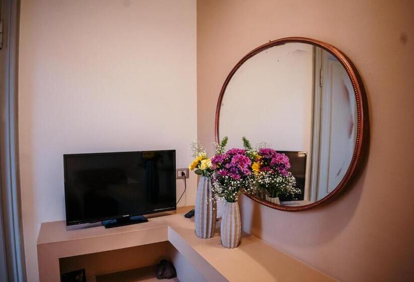 اتاق لوکس سه تخته, Elephant's Smile B&b