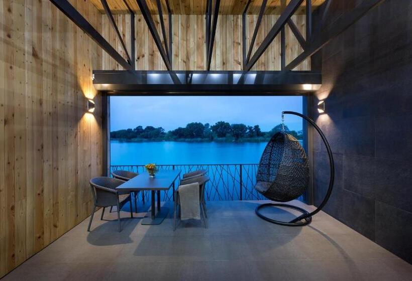 סוויטה עם נוף לנהר, Good Zone