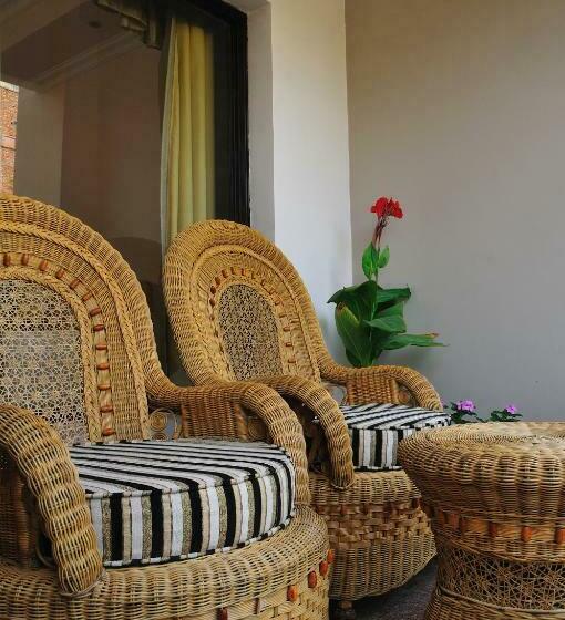 디럭스 룸, Le Roi Corbett