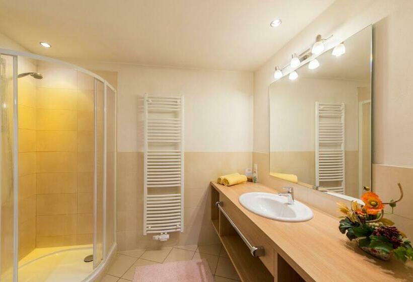 Comfort room with balcony, Klammer