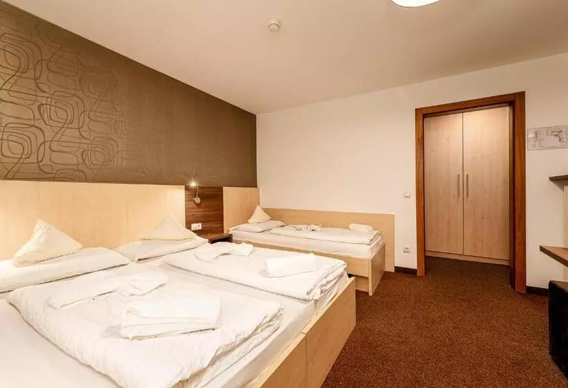 Standard Kolmen Hengen Huone Parveke, Klammer