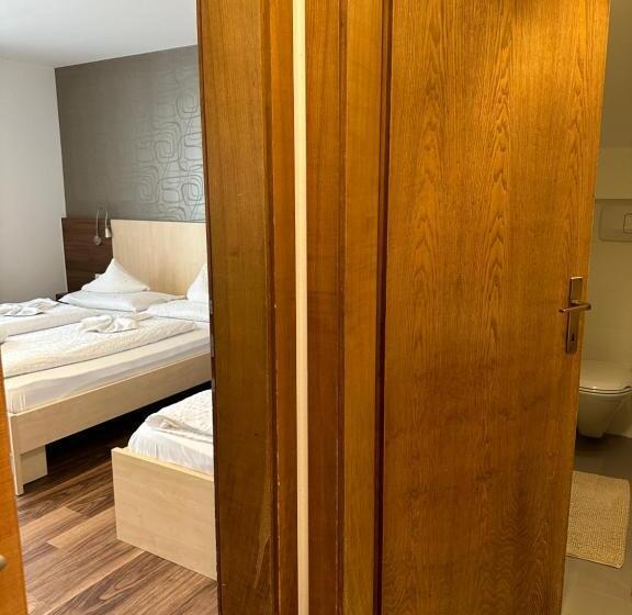 带阳台的三人标准间, Klammer