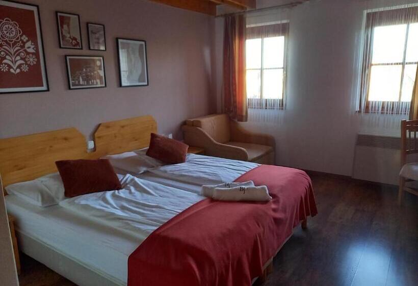 スタンダードトリプルルーム, Blum Pince   Borozó Vendégház