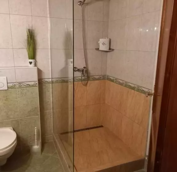 اتاق استاندارد سه نفره, Blum Pince   Borozó Vendégház