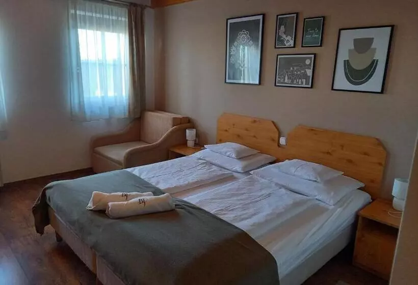 اتاق استاندارد سه نفره, Blum Pince   Borozó Vendégház
