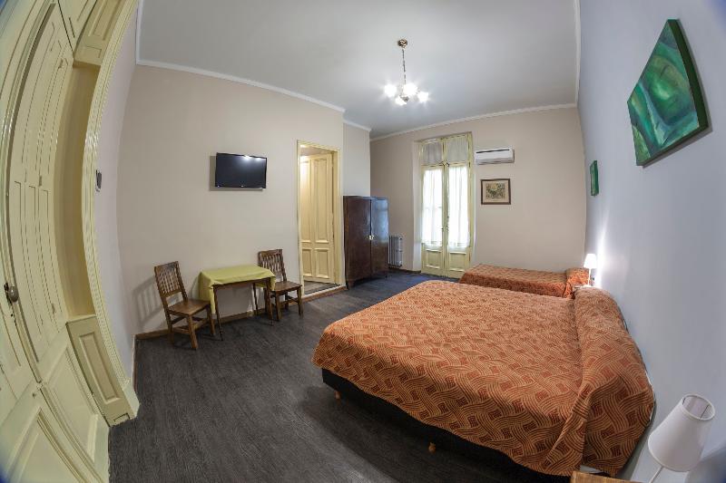 اتاق استاندارد سه نفره, Reina