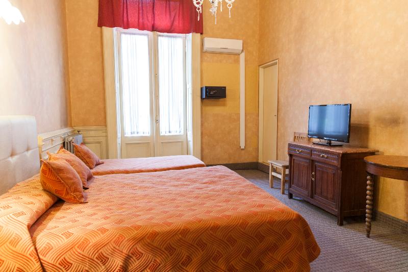 اتاق استاندارد سه نفره, Reina