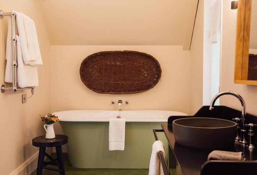 デラックスルーム, Grove Of Narberth