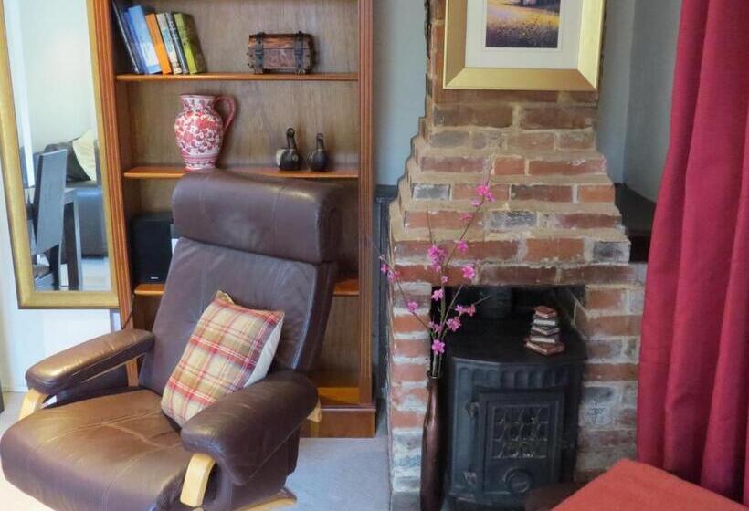 جناح ديلوكس, The Greyhound   Historic Former Inn