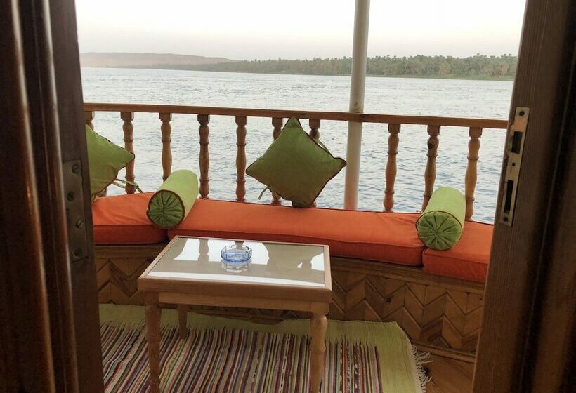 سوییت لوکس, Dahabeya Queen Farida