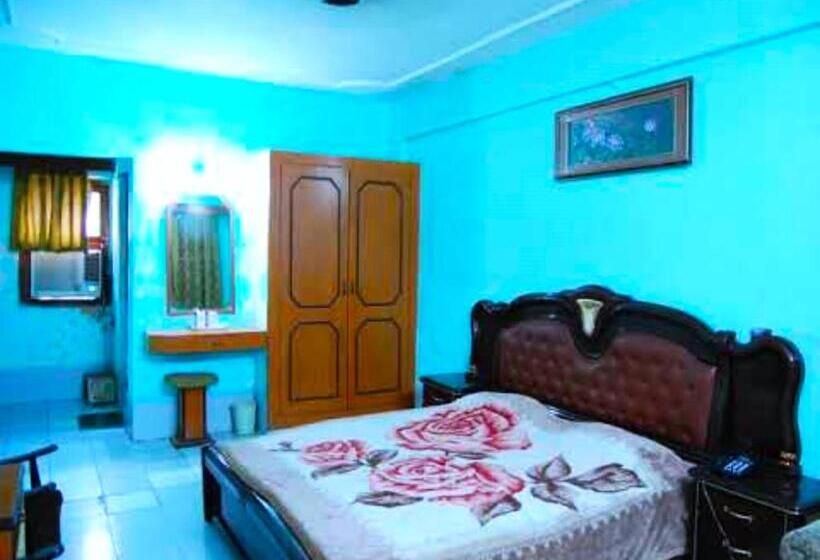 اتاق استاندارد سه نفره, Viren Plaza, Agra