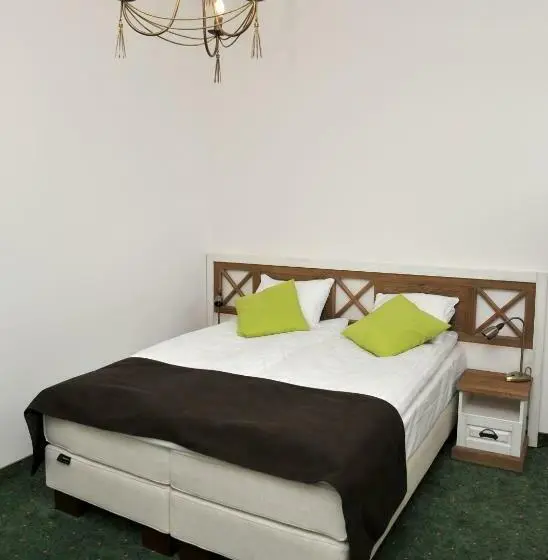 StandaardKamer, Sandro Silver