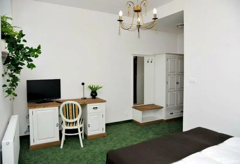 StandaardKamer, Sandro Silver