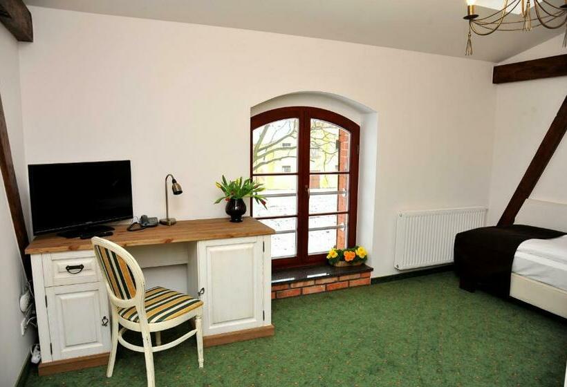 اتاق استاندارد یک نفره, Sandro Silver