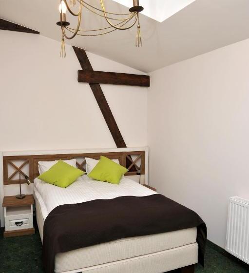 اتاق راحتی یک تخته, Sandro Silver