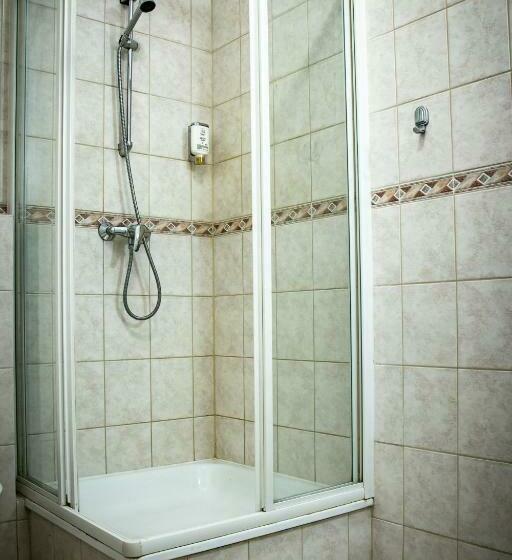 اتاق استاندارد سه نفره, Ach To Tu