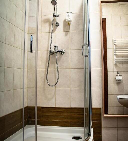 اتاق استاندارد یک نفره, Ach To Tu