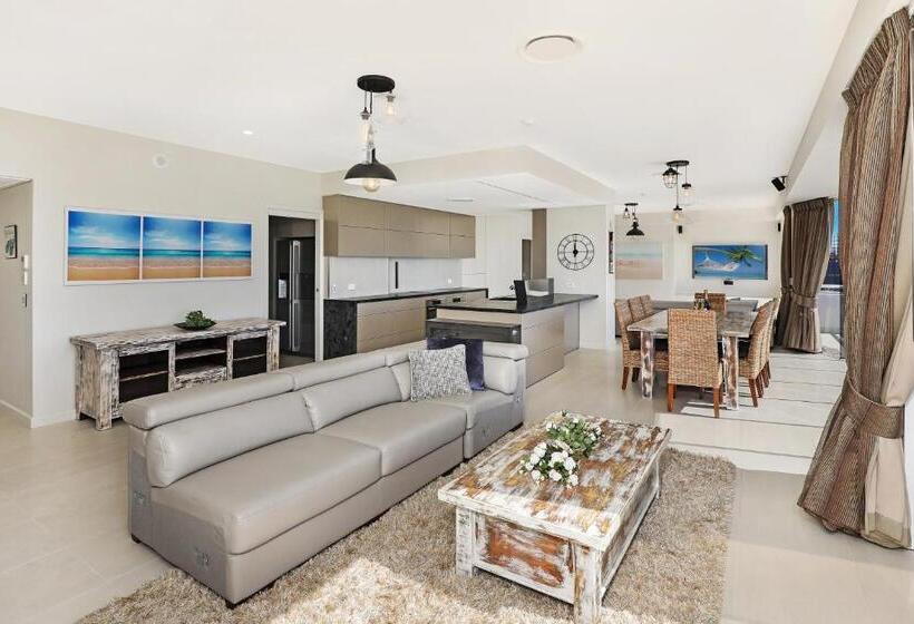 1 Bedroom Penthouse Apartment, Beachside Resort Kawana Waters