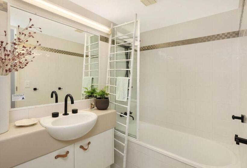 Апартаменты Deluxe 1 Спальня, Beachside Resort Kawana Waters