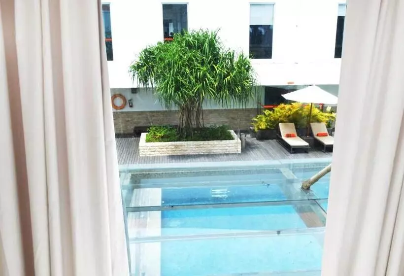 プールの見えるデラックスルーム, Harris Hotel And Conventions Denpasar Bali
