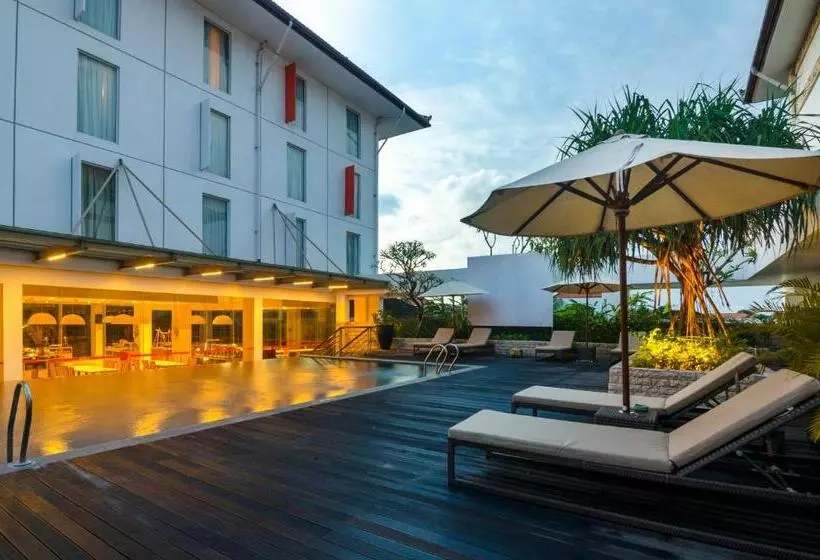 プールの見えるデラックスルーム, Harris Hotel And Conventions Denpasar Bali