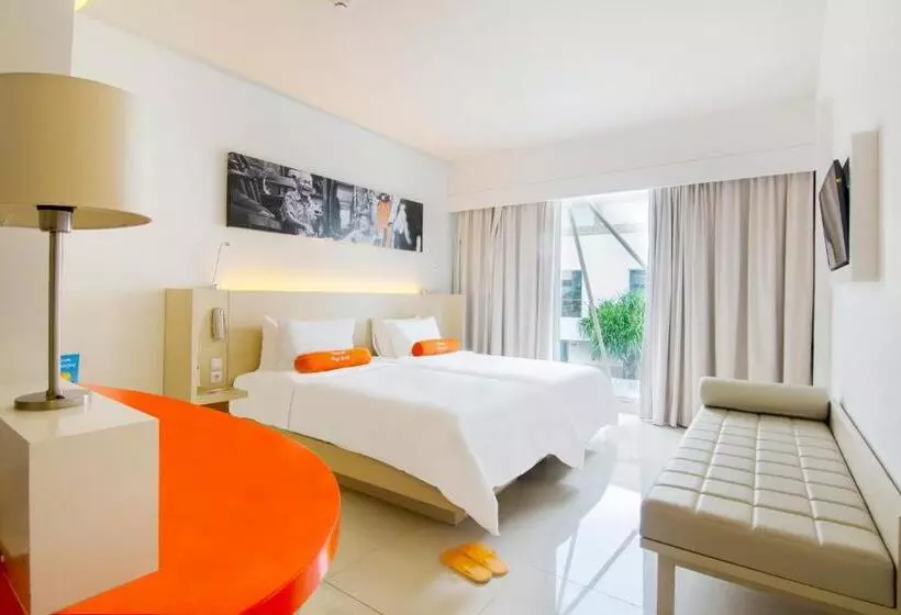 プールの見えるデラックスルーム, Harris Hotel And Conventions Denpasar Bali