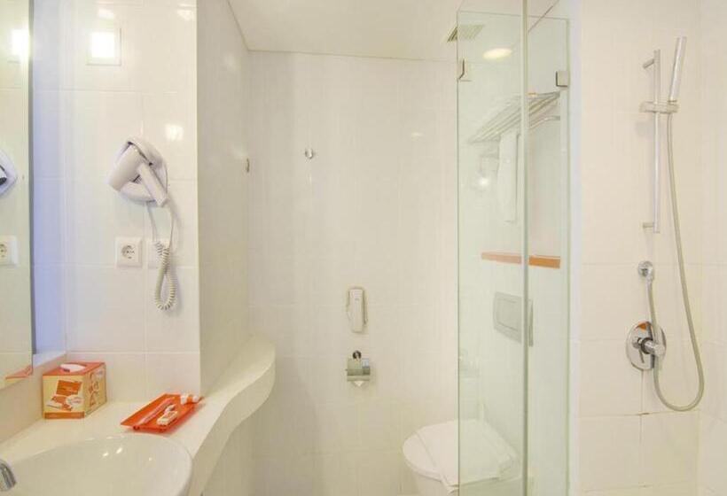 プールの見えるデラックスルーム, Harris Hotel And Conventions Denpasar Bali