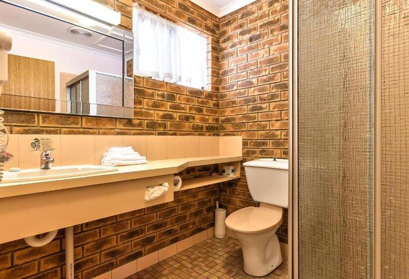 חדר משפחתי, Hume Country Motor Inn