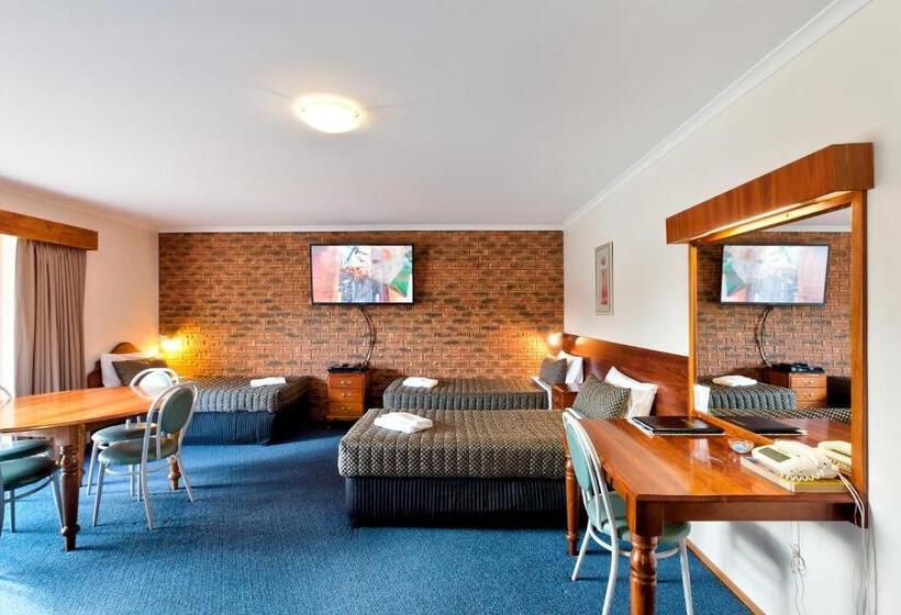 חדר משפחתי, Hume Country Motor Inn