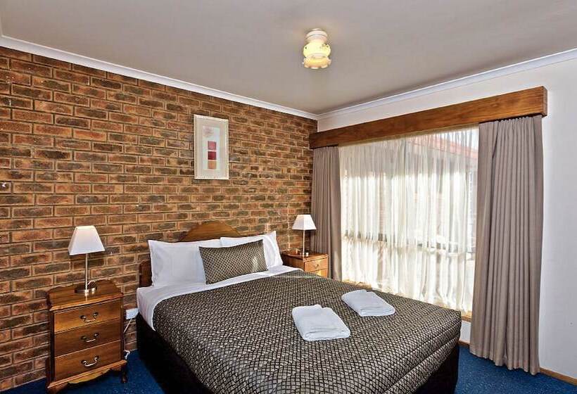 חדר משפחתי, Hume Country Motor Inn