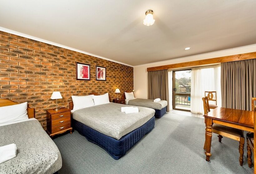 חדר משפחתי, Hume Country Motor Inn