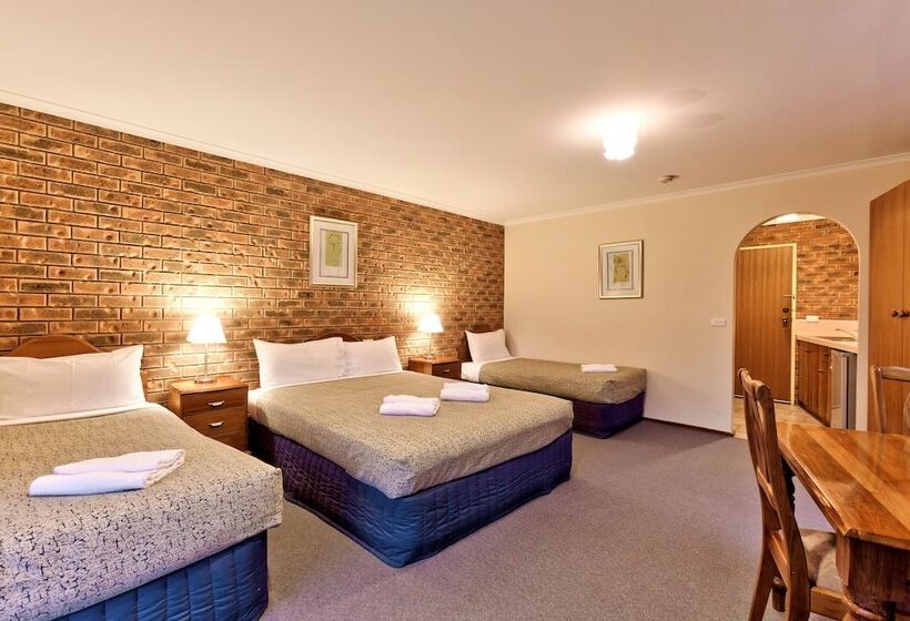 חדר משפחתי, Hume Country Motor Inn