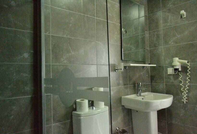 اتاق استاندارد سه نفره, Kum