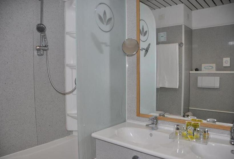 基本三人间, Le Acacie