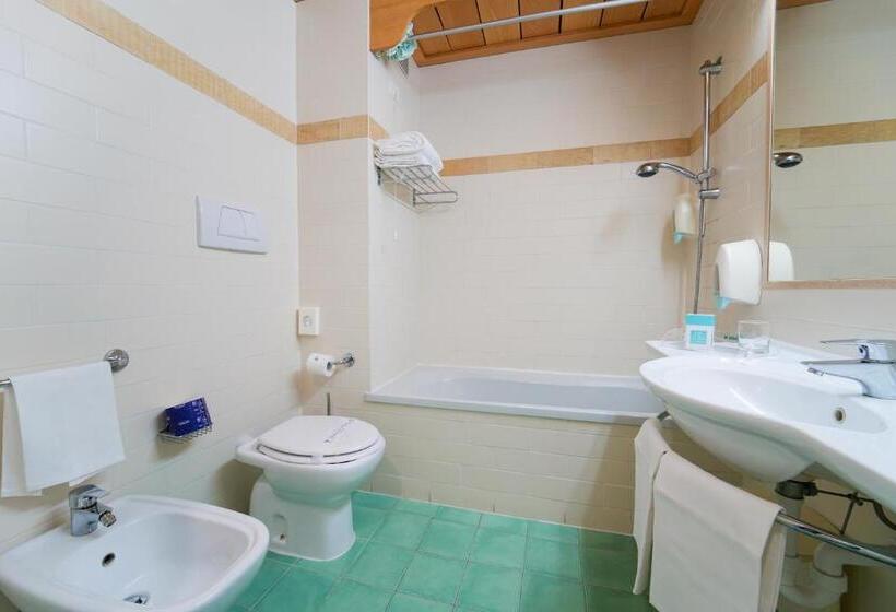 三人经典房间, Le Acacie