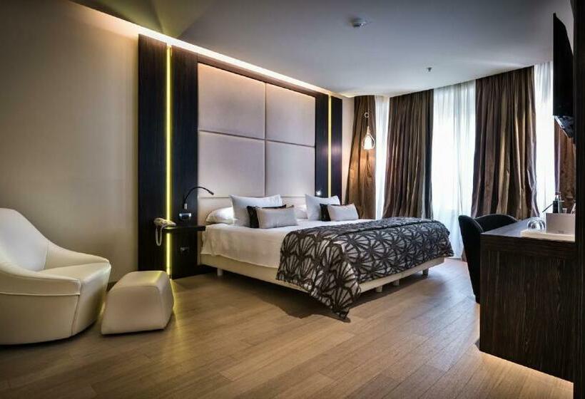 اتاق لوکس سه تخته, The Square Milano Duomo Preferred Hotels & Resorts