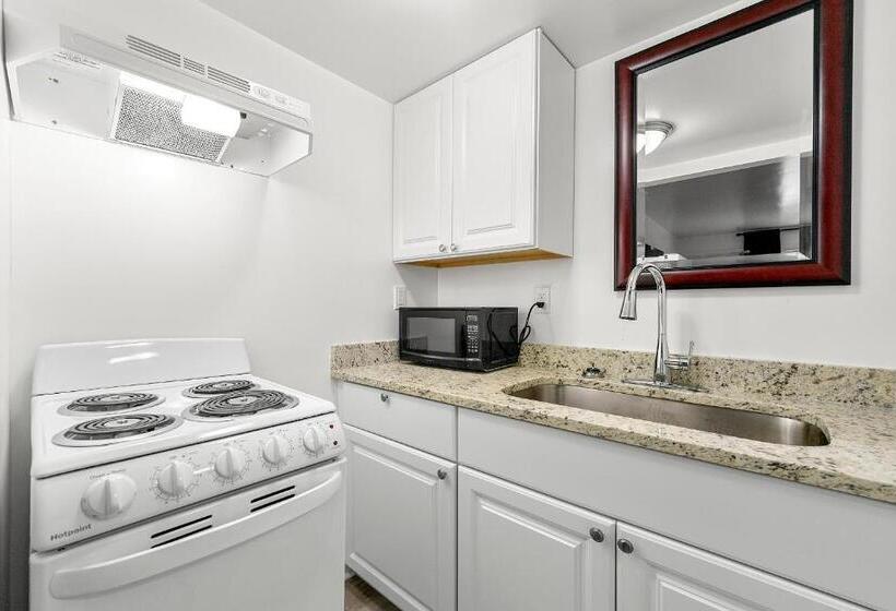 带大床的豪华间, Budgetel Inn And Suites