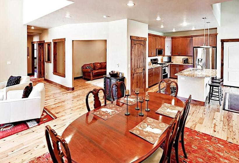 דירת שלושה חדרים, Bears Den Condo Unit 1