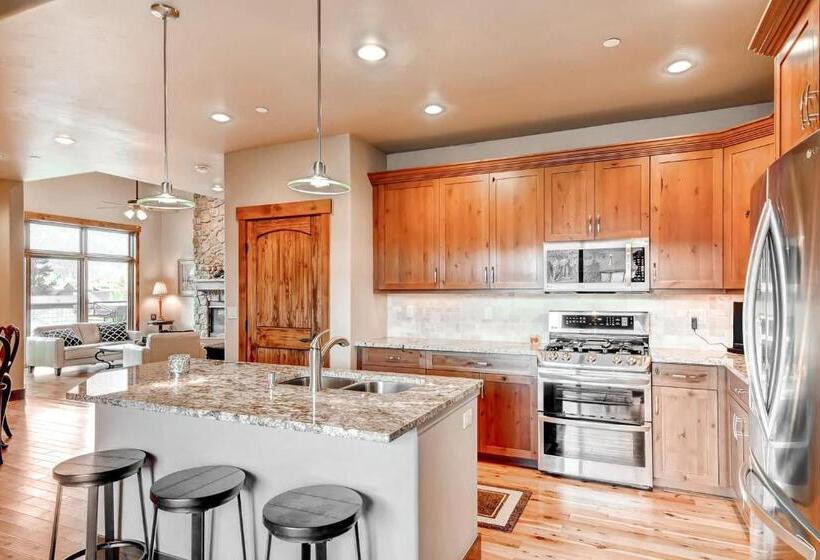 דירת שלושה חדרים, Bears Den Condo Unit 1