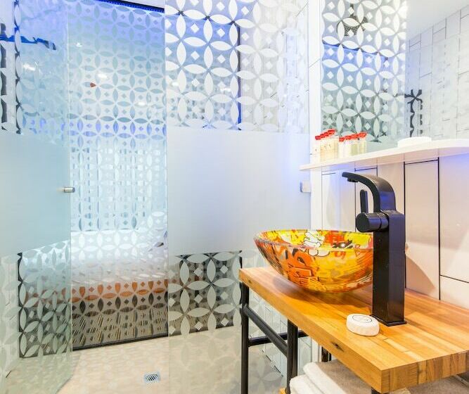 标准间, The Constance