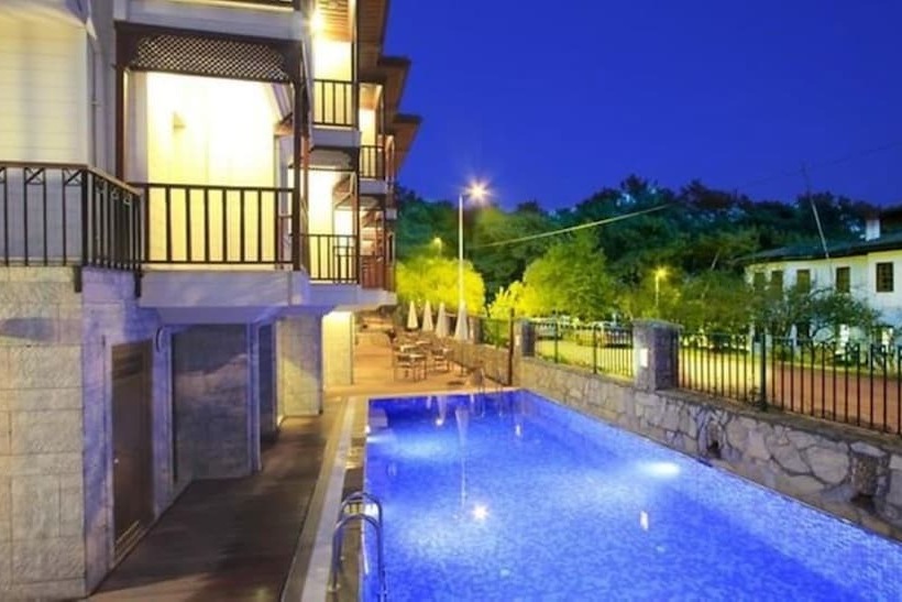 חדר משפחתי, Summer Otel