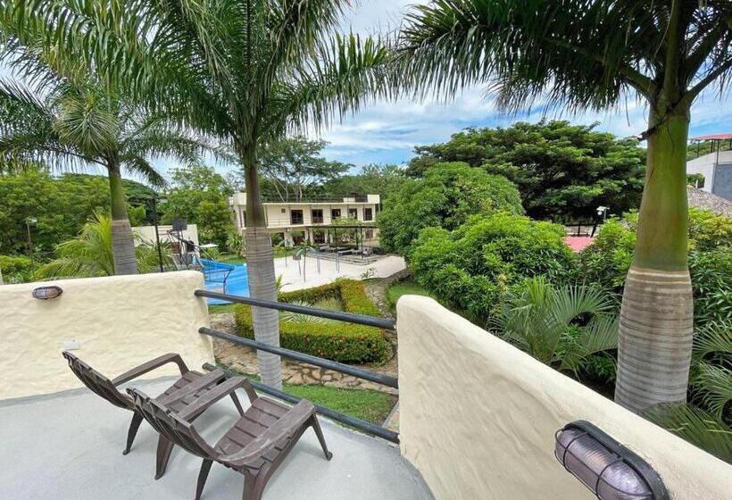 بانگلوی استاندارد, Surf Ranch Hotel & Resort