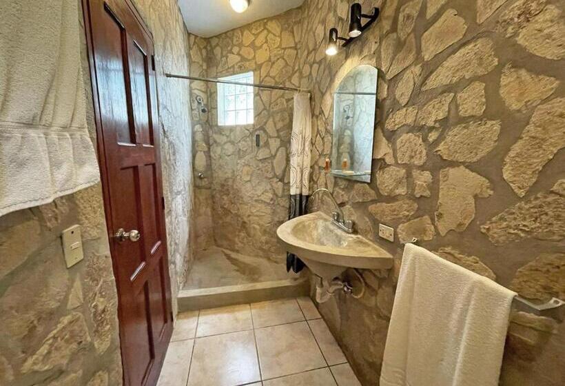 بانگلوی استاندارد, Surf Ranch Hotel & Resort