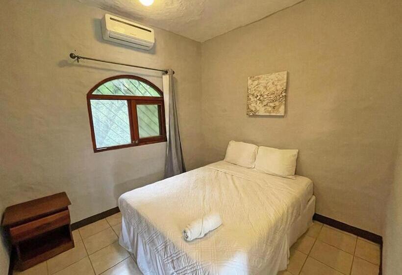 بانگلوی استاندارد, Surf Ranch Hotel & Resort