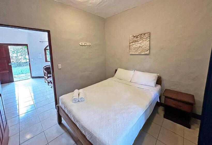 بانگلوی استاندارد, Surf Ranch Hotel & Resort