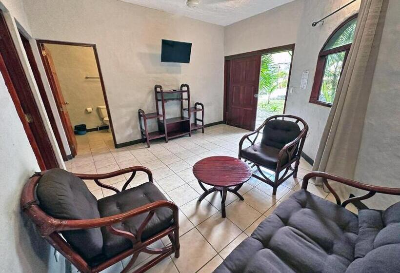 بانگلوی استاندارد, Surf Ranch Hotel & Resort