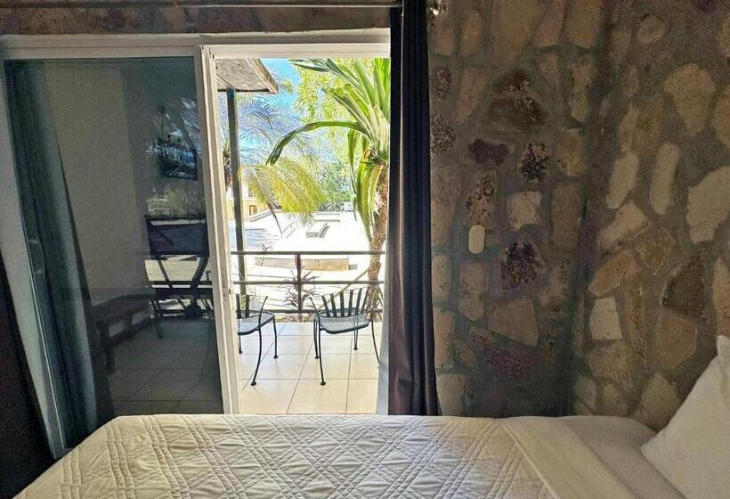 سوییت لوکس, Surf Ranch Hotel & Resort